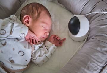 bebê dorme com babá eletrônica
