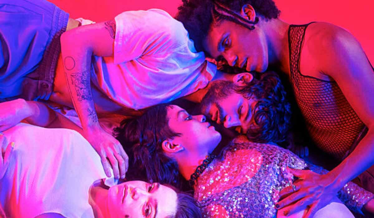 Personagens da série Lov3 em luz lilás