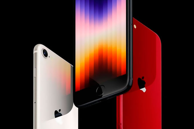 Três celulares iPhone SE 20202: dois de costas, um branco e outro vermelho; um de frente, com a tela mostrando faixas coloridas