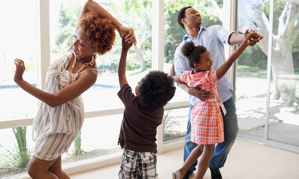 família dançando comemorando dia das mães