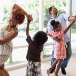 8 ideias de presentes de tecnologia para a sua mãe família dançando comemorando dia das mães