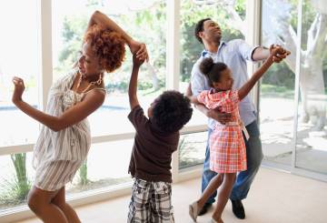 família dançando comemorando dia das mães