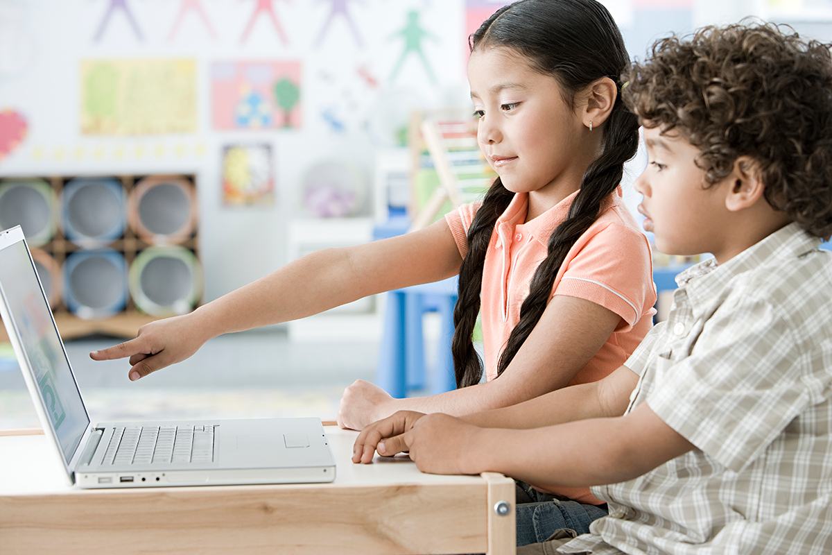dois estudantes com notebook