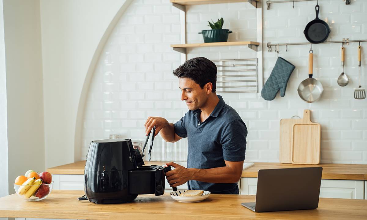 homem com air fryer