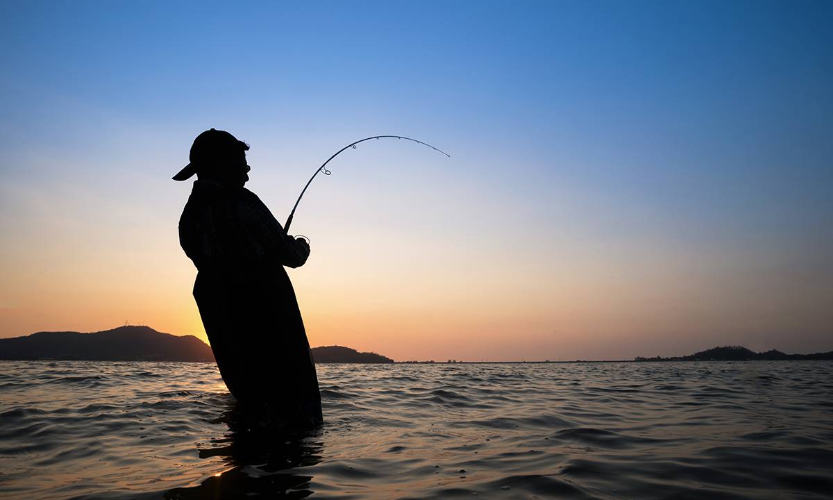 homem pescando no por do sol