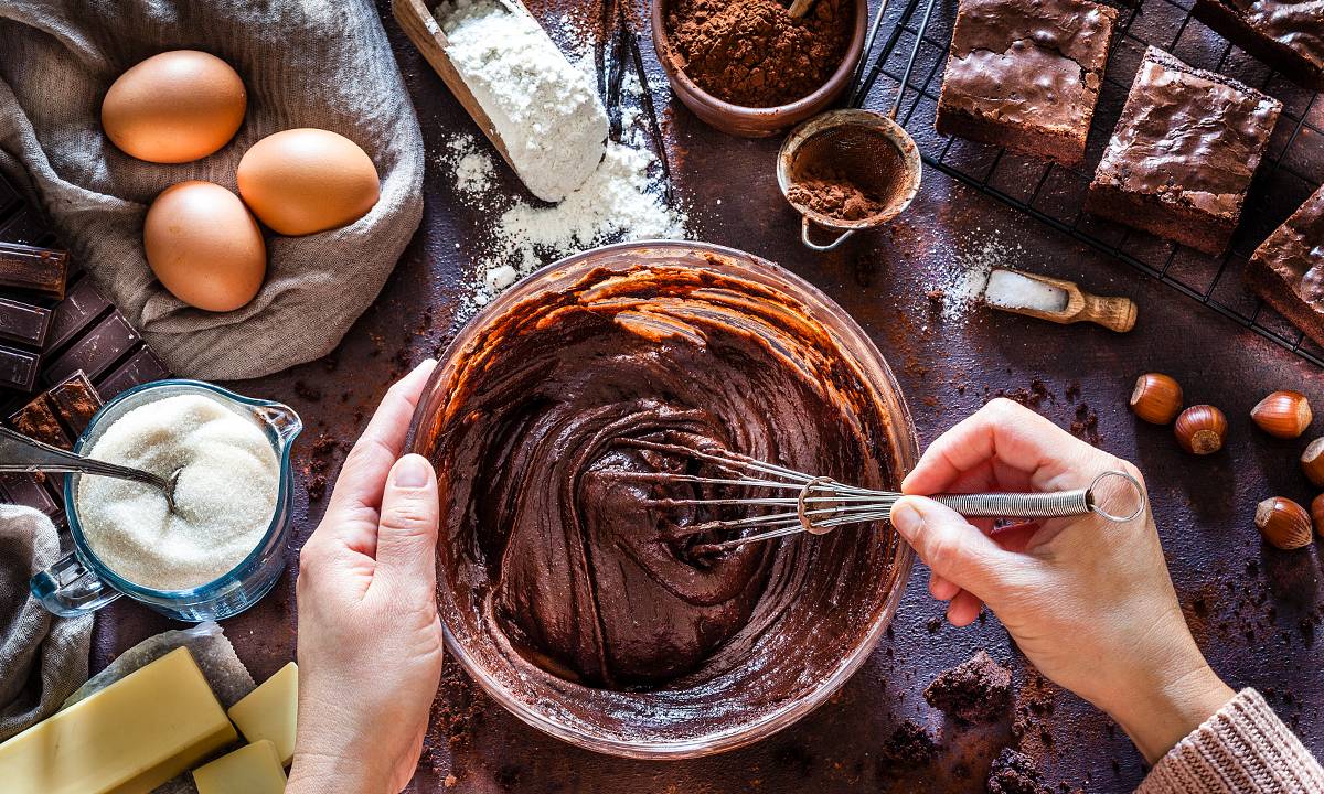 foto de pessoa cozinhando com chocolata vista de cima