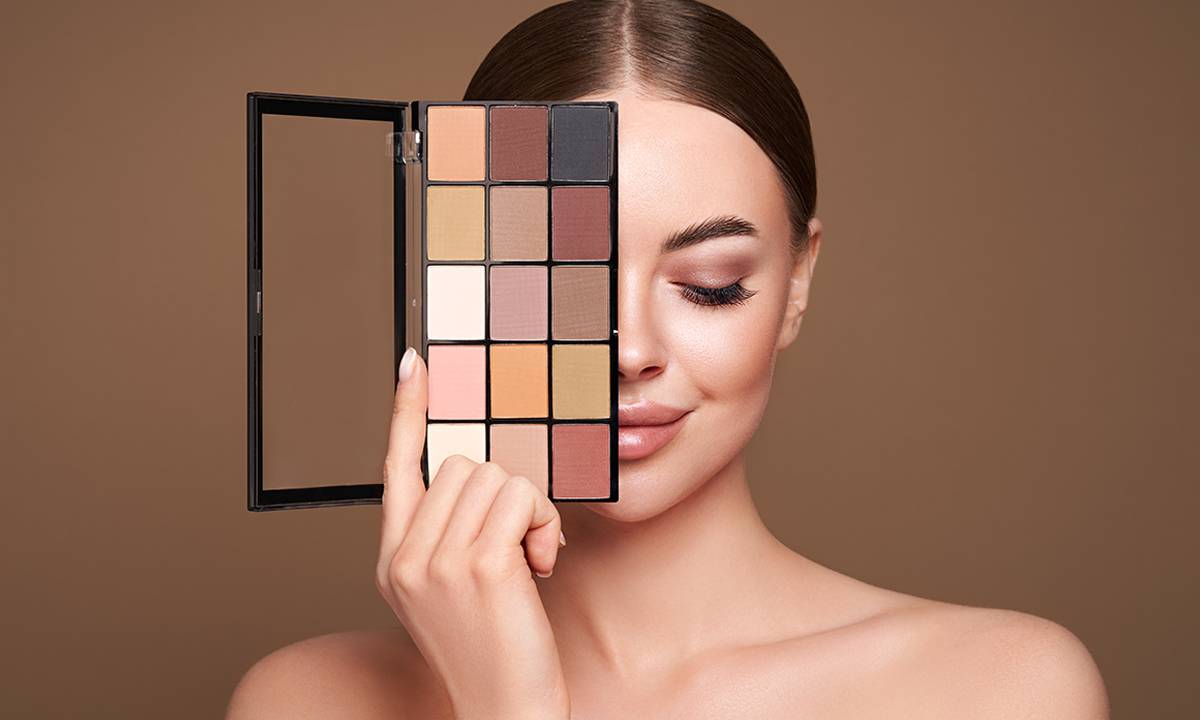 mulher com paleta de sombra