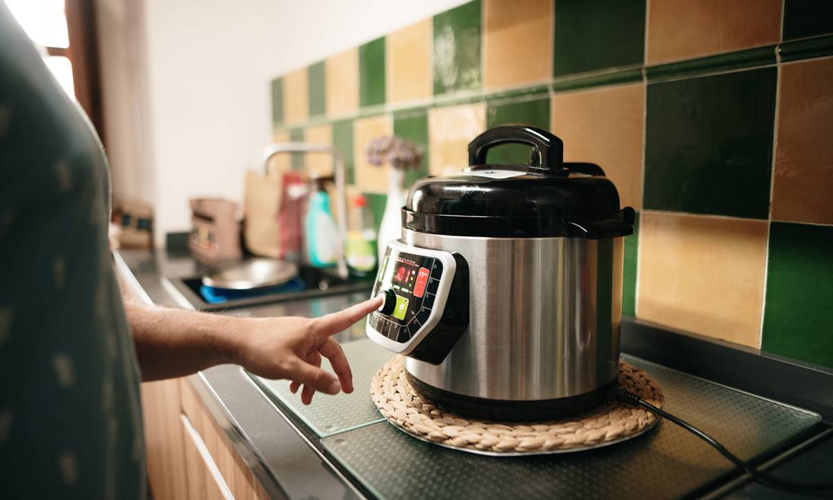 Panela de pressão elétrica em cozinha quadriculada