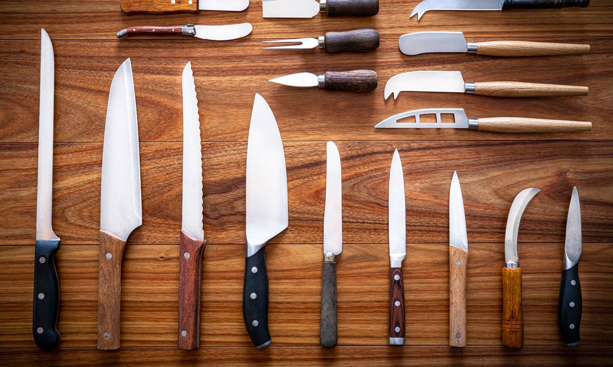 conjunto de facas sobre tábua de madeira