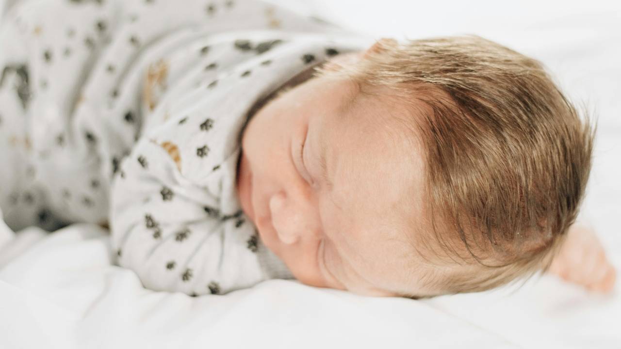 Bebê recém nascido dormindo