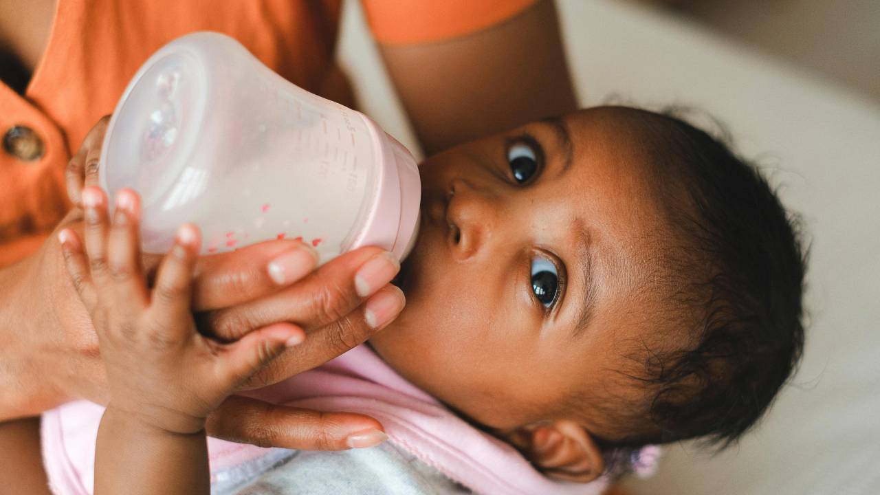 bebê tomando mamadeira