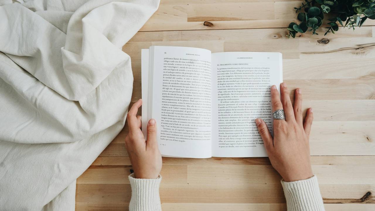livro aberto na mesa